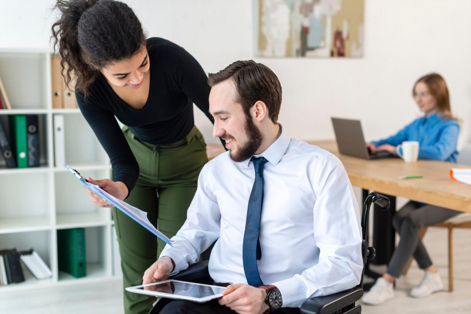 Profesionales de finanzas en sesión de trabajo colaborativo